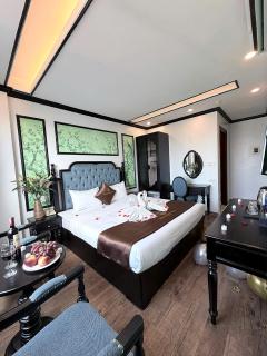 Crown Luxury Hotel - 2