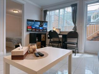 Entire Private Suite - 5 Min Walk to SkyTrain, Free Parking, 15 Mins to Downtown - 9