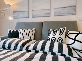 Entire Private Suite - 5 Min Walk to SkyTrain, Free Parking, 15 Mins to Downtown - 2
