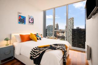 3BR Retro CBD Retreat - Pool, Views & Free Parking - 3