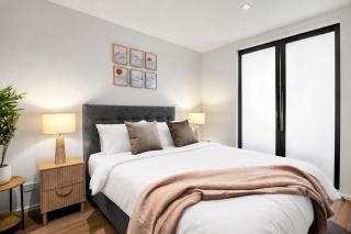 2BR CBD Zen Retreat - Pool, Gym & Free Parking - 2