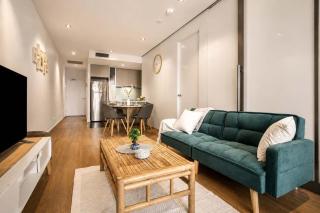 2BR CBD Zen Retreat - Pool, Gym & Free Parking - 1