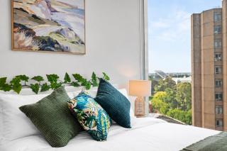 2BR Urban Jungle Escape Walk to Everything - 6