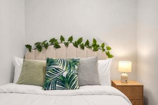 2BR Urban Jungle Escape Walk to Everything - 2