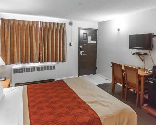 Econo Lodge Inn & Suites Drumheller - 1