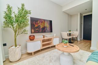 Altura Upper Hill Deluxe 5 - Rooftop Pool, Gym & Skyline Views - 1