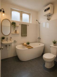 West Lake Jacuzzi Villa 6BR Perfect for Groups - 7