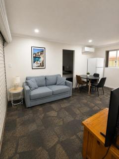 JT Homes Cosy Private 1-Bedroom Stay - 0