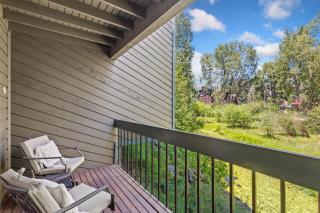 Riverside Dream! Quiet Spot w Deck, 5 Min Walk to Gondola & Main St, condo - 8