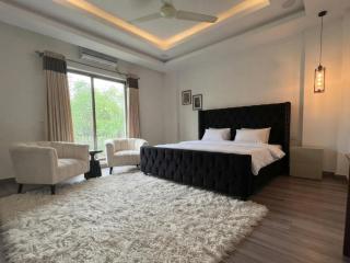 The Grove Gulberg Apartment With Free Swimming Pool - 6