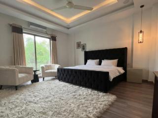 The Grove Gulberg Apartment With Free Swimming Pool - 3