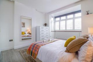 Luxury 6 Bed House with EV Driveway - 3