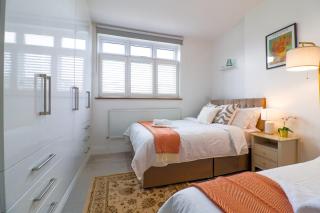 Luxury 6 Bed House with EV Driveway - 5