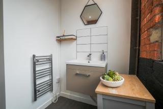 Apartment Sleeps 8 with Air Conditioning - 4