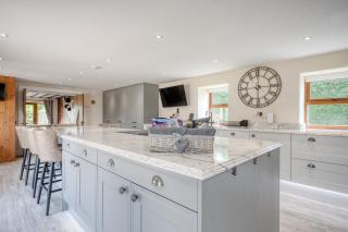 The Oak & The Log Cabin, Sleeps 10, 2 Hot Tubs Near Durham City & Bishop Auckland - 1