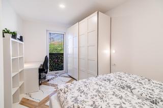 Apartment Central with Private Indoor Parking - 8
