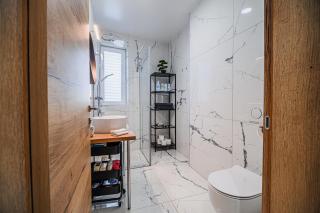 Apartment Central with Private Indoor Parking - 6