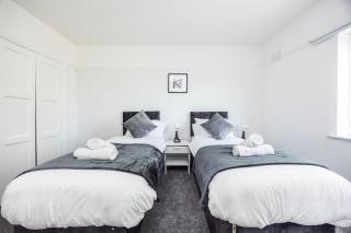 House Sleeps 14 with Parking and Garden - 7