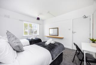 House Sleeps 14 with Parking and Garden - 1