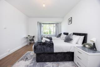 House Sleeps 14 with Parking and Garden - 8