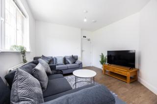 House Sleeps 14 with Parking and Garden - 9