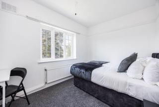 House Sleeps 14 with Parking and Garden - 2