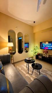 Deesha Stays Luxe Golf City Retreat Near Lulu Mall - 4