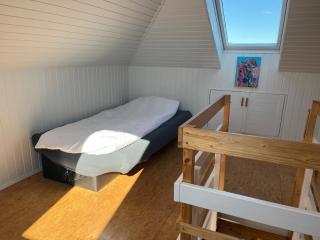Spacious Upper-Floor Apartment with Loft & Garden - 2
