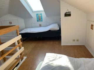 Spacious Upper-Floor Apartment with Loft & Garden - 1
