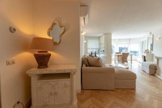Lakeside Luxury Apartment - 6