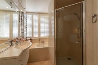 Lakeside Luxury Apartment - 8