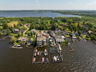 Lakeside Luxury Apartment - 9