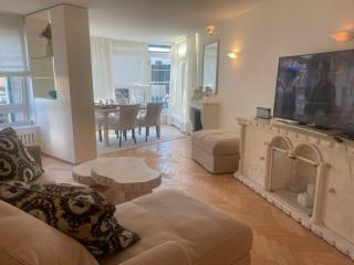 Lakeside Luxury Apartment - 4