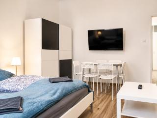 Spacious 2BR Apt with Ideal Location For Long Stay - 5