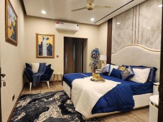 Signature 3BHK, Ultra-Luxury Stay, Pool & UPS - 0