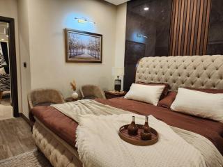 Signature 3BHK, Ultra-Luxury Stay, Pool & UPS - 8