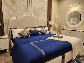 Signature 3BHK, Ultra-Luxury Stay, Pool & UPS - 7