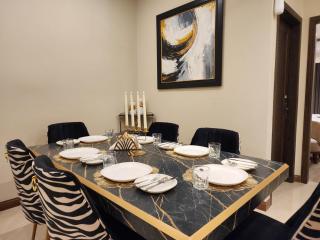 Signature 3BHK, Ultra-Luxury Stay, Pool & UPS - 6