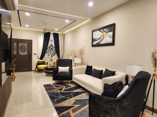 Signature 3BHK, Ultra-Luxury Stay, Pool & UPS - 5