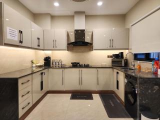 Signature 3BHK, Ultra-Luxury Stay, Pool & UPS - 4
