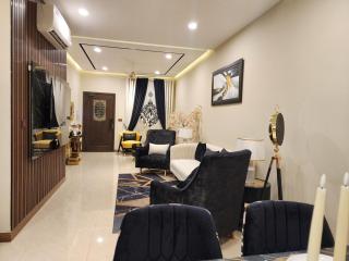 Signature 3BHK, Ultra-Luxury Stay, Pool & UPS - 3