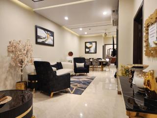 Signature 3BHK, Ultra-Luxury Stay, Pool & UPS - 2