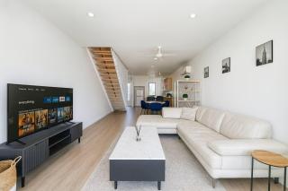Southport Central Boutique Stay - Space & Fun! - Apartment - 9