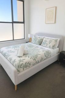 Southport Central Boutique Stay - Space & Fun! - Apartment - 4