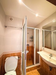 Top-Floor 2BR with King Bed & Resort View - 3