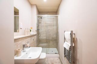 Modern Spacious City Stay, Sleeps 5, Near Arena - 4