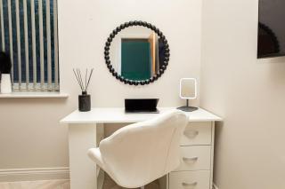 Modern Spacious City Stay, Sleeps 5, Near Arena - 3