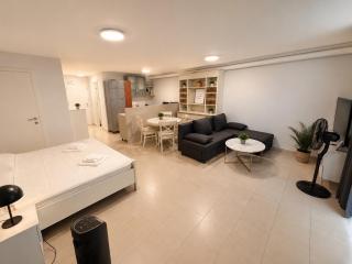 MODERN HOLIDAY APARTMENT Free Parking Free WiFi Fully Equipped 1 to 4 Guests - 1
