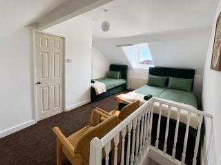 Stay Near Doncaster Racecourse -Sleeps 12 - 4