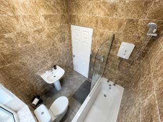 Stay Near Doncaster Racecourse -Sleeps 12 - 3
